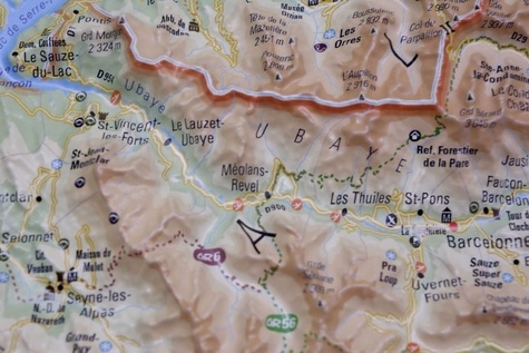 Carte en relief des Alpes de Haute Provence. 1/370 000