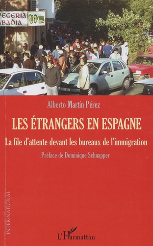 Alberto Martin Pérez - Les étrangers en Espagne - La file d'attente devant les bureux de l'immigration.