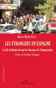 Alberto Martin Pérez - Les étrangers en Espagne - La file d'attente devant les bureux de l'immigration.