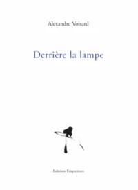 Derrière la lampe