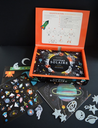 Coffret Système solaire. Avec 1 poster, 40 stickers, 12 étoiles murales phospho, 1 badge, 1 écusson, 1 maquette de fusée