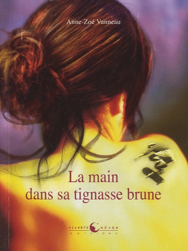 Anne-Zoé Vanneau - La main dans sa tignasse brune.