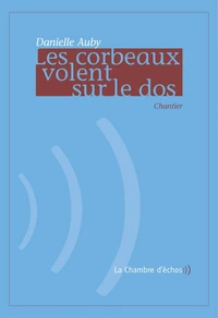 Les corbeaux volent sur le dos
