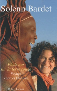 Pieds nus sur la terre rouge