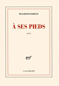A ses pieds