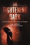 Sam Farran et Benjamin Buchholz - The Tightening Dark - An American Hostage in Yemen.
