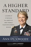 Ann Dunwoody et Sheryl Sandberg - A Higher Standard - Leadership Strategies from America's First Female Four-Star General.