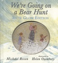 Michael Rosen et Helen Oxenbury - We're Going on a Bear Hunt - Snow Globe Edition.
