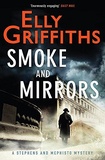 Elly Griffiths - The Brighton Mysteries  : Smoke and Mirrors.