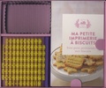 Mélanie Martin - Ma petite imprimerie à biscuits - Coffret avec 1 emporte-pièce en forme de biscuit, 1 règle de composition, 88 signes et 1 livret.