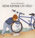 Nathalie Weinzaepflen - Rémi répare un vélo.