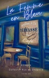 Rue du Chapitre - La femme en bleu assise à la terrasse du café.