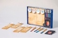 Marie Chemorin - La vague de Maître Sushi - Coffret avec le livre de recettes, 4 planches en bois gravé, 4 paires de baguettes, 4 repose-baguettes et 4 petites coupelles.