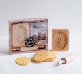  First - La biscuiterie de Kiki - Coffret avec 1 moule, 1 rouleau à pâtisserie et 1 livret.