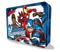  Marvel - Mon coffret surprise Marvel Avengers - Avec 64 pages de jeux et coloriages, des autocollants, un masque, des pochoirs, des tatouages, 1 poster, 3 figurines et 6 crayons de couleur.