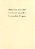 Marguerite Yourcenar - Ecrit dans un jardin.