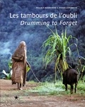 Pascale Bonnemère et Pierre Lemonnier - Les tambours de l'oubli - La vie ordinaire et cérémonielle d'un peuple forestier de Papouasie, édition bilingue français-anglais.