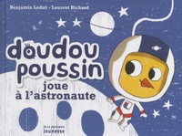 Benjamin Leduc et Laurent Richard - Doudou poussin joue à l'astronaute.