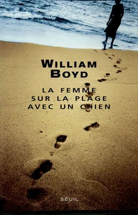 La femme sur la plage avec un chien