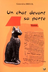 Un chat devant sa porte