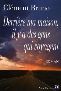 Derrière ma maison, il y a des gens qui voyagent