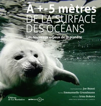 A +- 5 mètres de la surface des océans