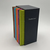 Coffret en 7 volumes : Tome 1, De l'obéissance ; Tome 2, Le rituel d'anniversaire ; Tome 3, Les panoplies ; Tome 4, A suivre... ; Tome 5 ; L'hôtel ; Tome 6, Le carnet d'adresses ; Tome 7, Gotham Handbook
