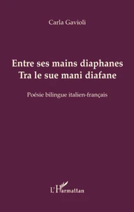 Entre ses mains diaphanes