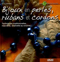 Bijoux en perles, rubans et cordons