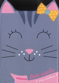  Carotte et compagnie - Ma boîte surprise chaton - Avec 2 cartes à gratter en forme de chaton, 2 cartes en strass, 1 planche de stickers, 4 feuilles d'origami, 1 bâtonnet et 1 bracelet chaton.