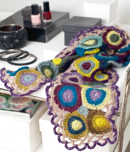 Granny Folies. A crocheter