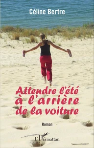 Attendre l'été à l'arrière de la voiture
