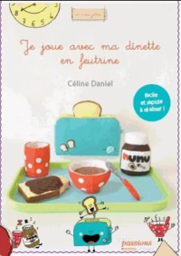 Je joue avec ma dînette en feutrine