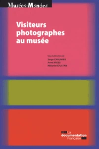 Visiteurs photographes au musée