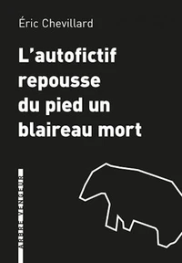 L'autofictif repousse du pied un blaireau mort