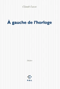 A gauche de l'horloge