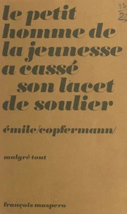 Le petit homme de la jeunesse a cassé son lacet de soulier