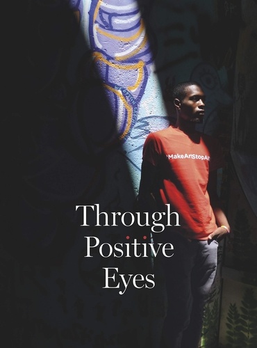David Gere et Gideon Mendel - Through Positive Eyes - Photographs and Stories by 130 HIV-positive arts activists.