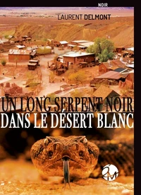 Un long serpent noir dans le désert blanc