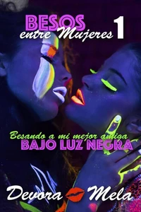 Besando en mi mejor amiga bajo luz negra. Besos entre Mujeres 1