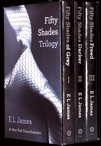 E.L. James - Fifty Shades Trilogy : 3 volumes : Fifty Shades of Grey ; Fifty Shades Darker ; Fifty Shades Freed.