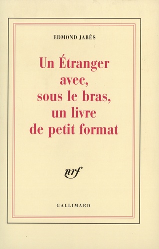 Edmond Jabès - Un Étranger avec, sous le bras, un livre de petit format.