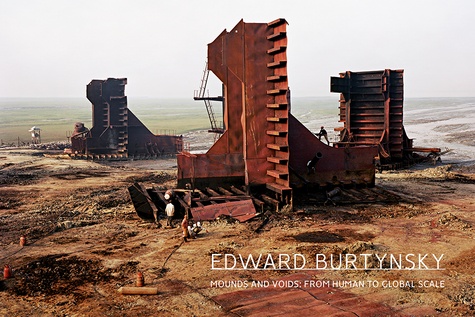 Edward Burtynsky - Edward Burtynsky - Mounds and voids: from human to global scale.