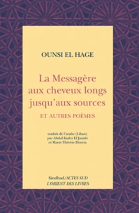La messagère aux cheveux longs jusqu'aux sources