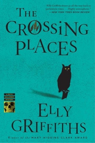 Elly Griffiths - The Crossing Places - The First Ruth Galloway Mystery: An Edgar Award Winner.