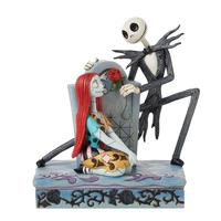 Figurine jack et sally sur une tombe - disney traditions