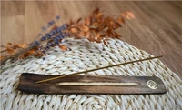 Porte-encens bâton en bois de manguier motif om