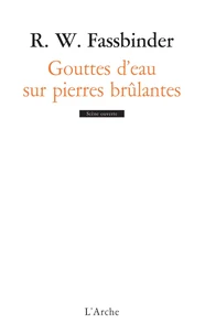 Gouttes d'eau sur pierre brûlante