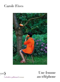 Une femme au téléphone