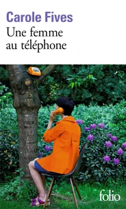 Une femme au téléphone